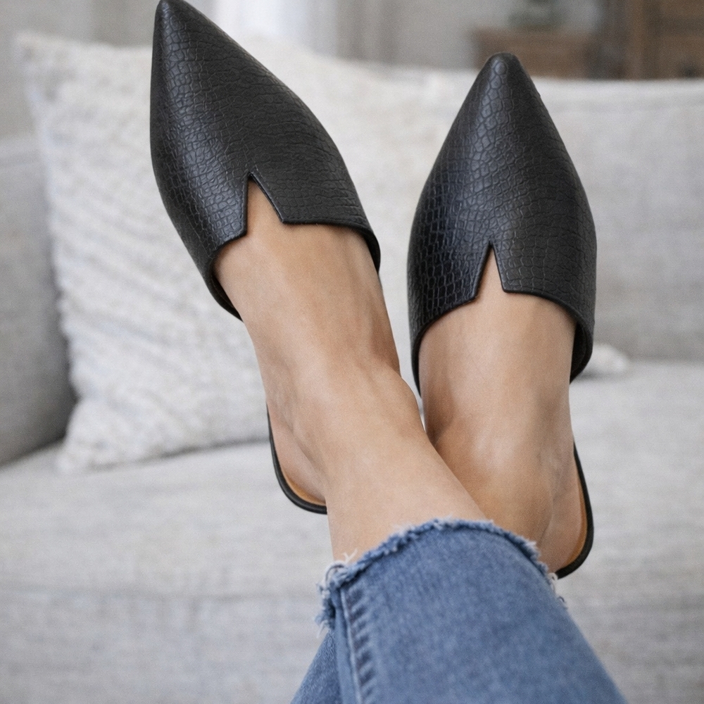 Lulu's Black Textured Mules